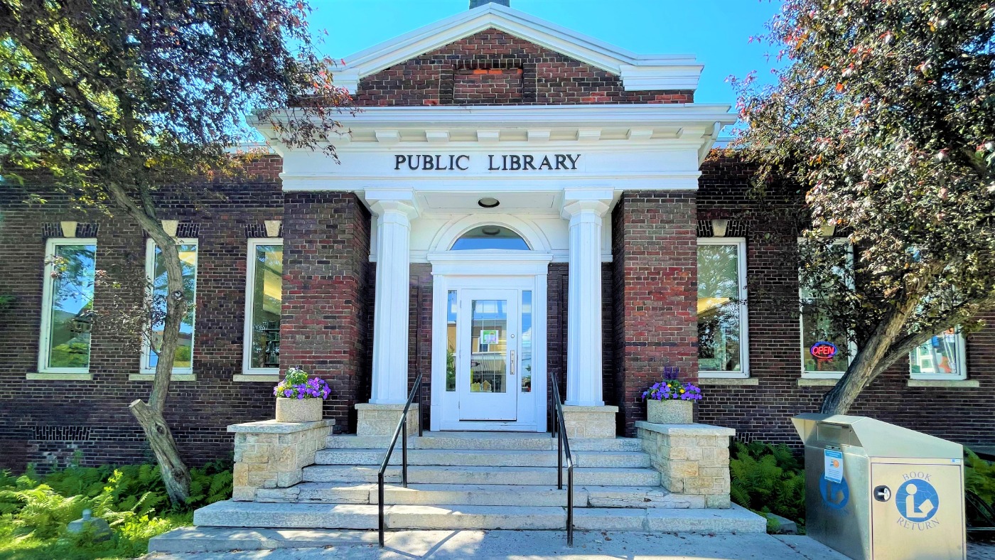 Main street entrance of Kenora Public Library